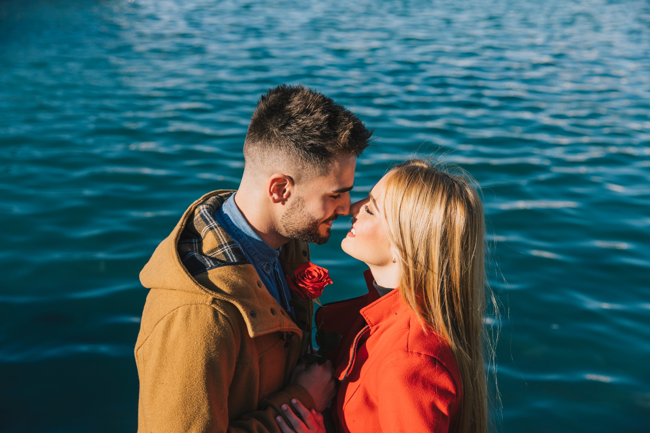 amazing-cheerful-people-with-rose-kissing