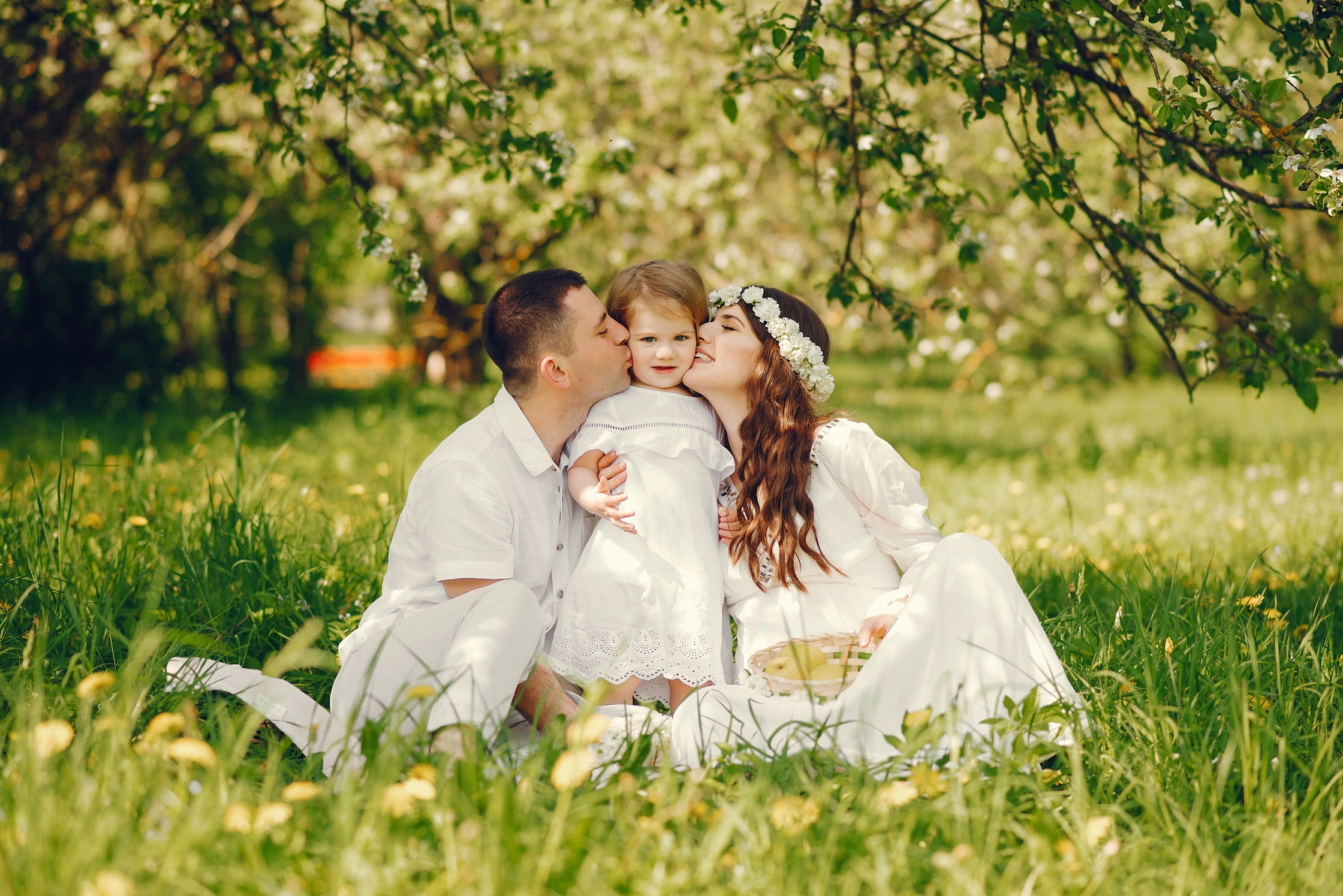 beautiful-pregnant-girl-long-white-dress-with-her-boyfriend-their-little-daughter