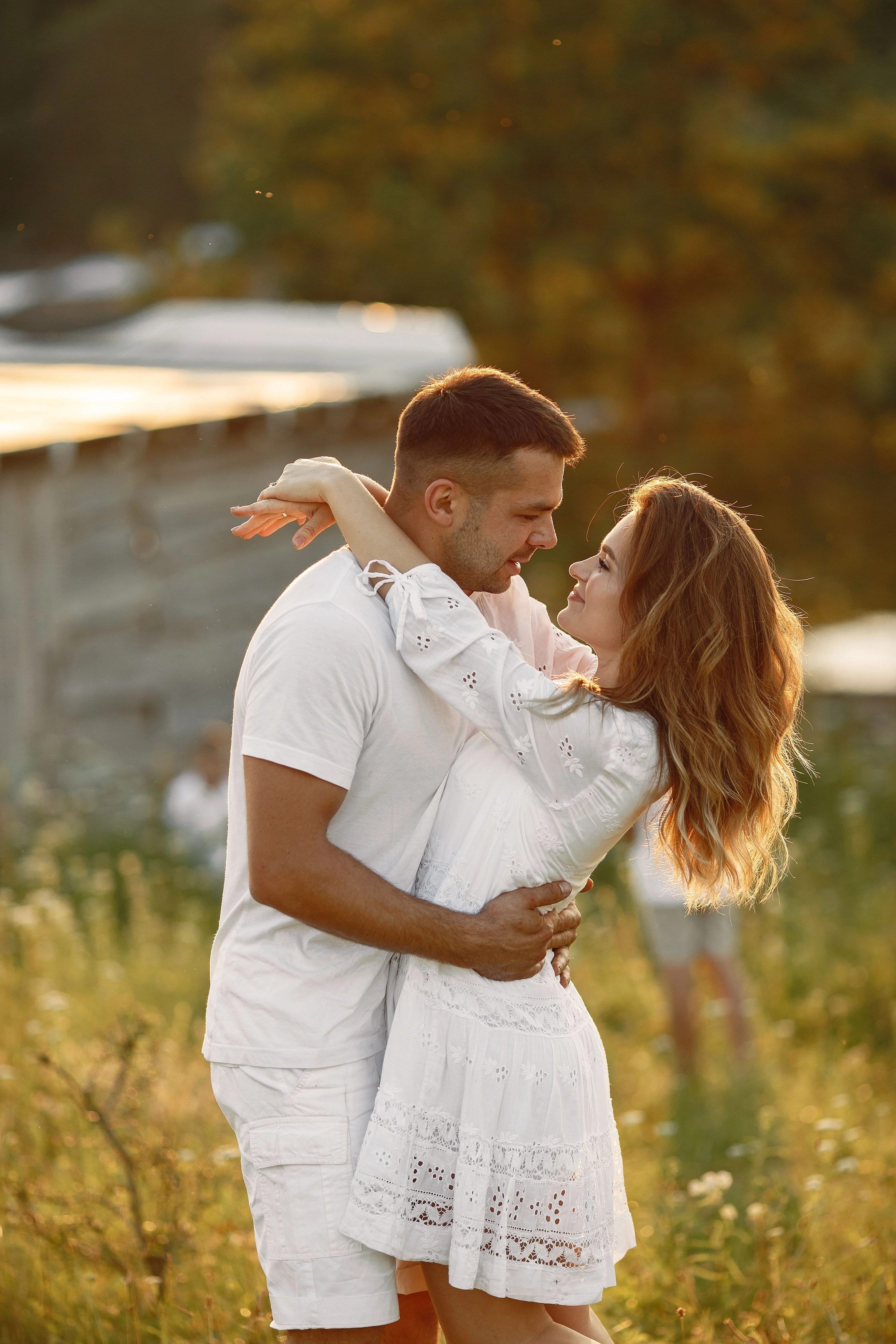 couple-field-woman-white-dress-sunset-background