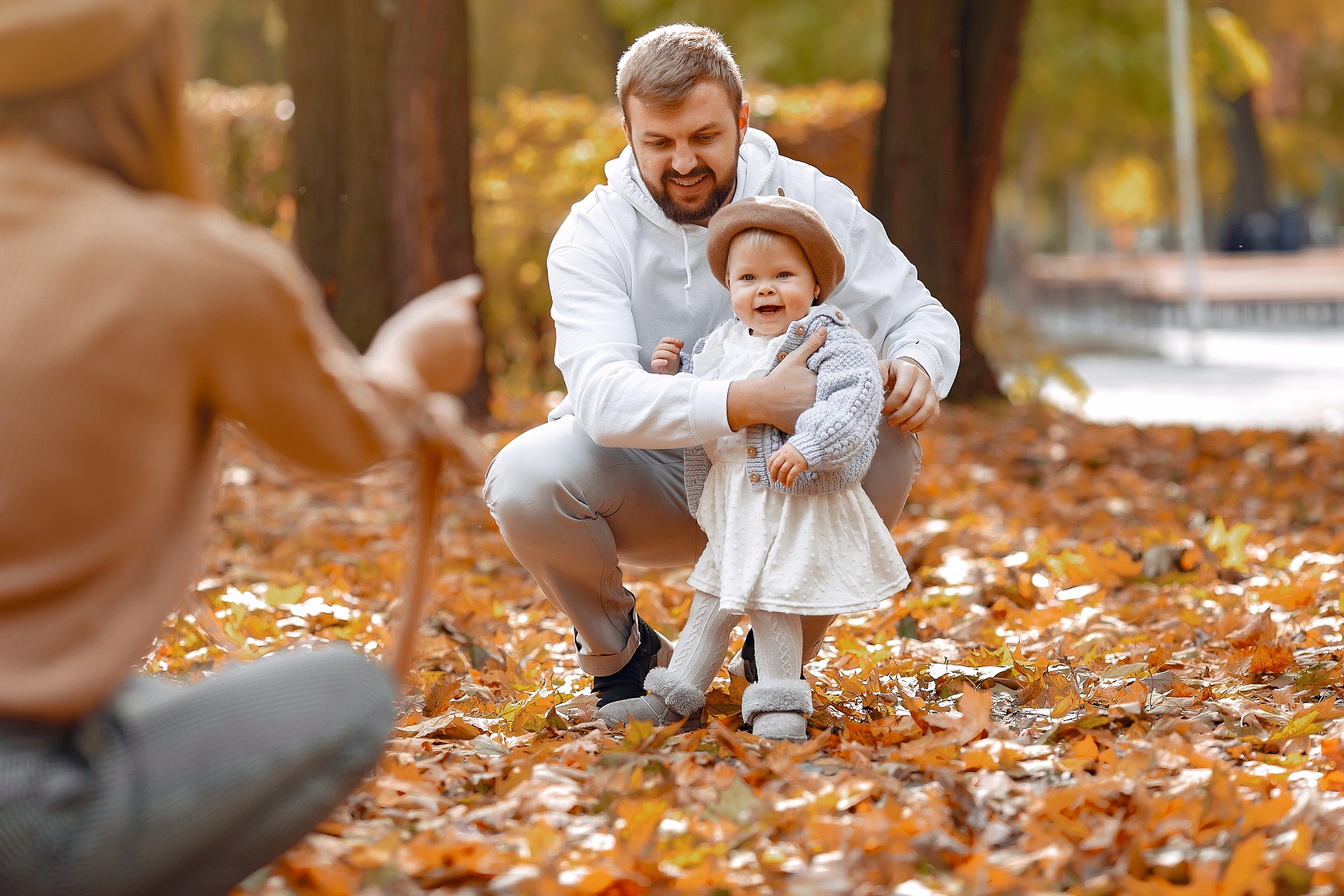 family-with-little-daughter-autumn-park (1)
