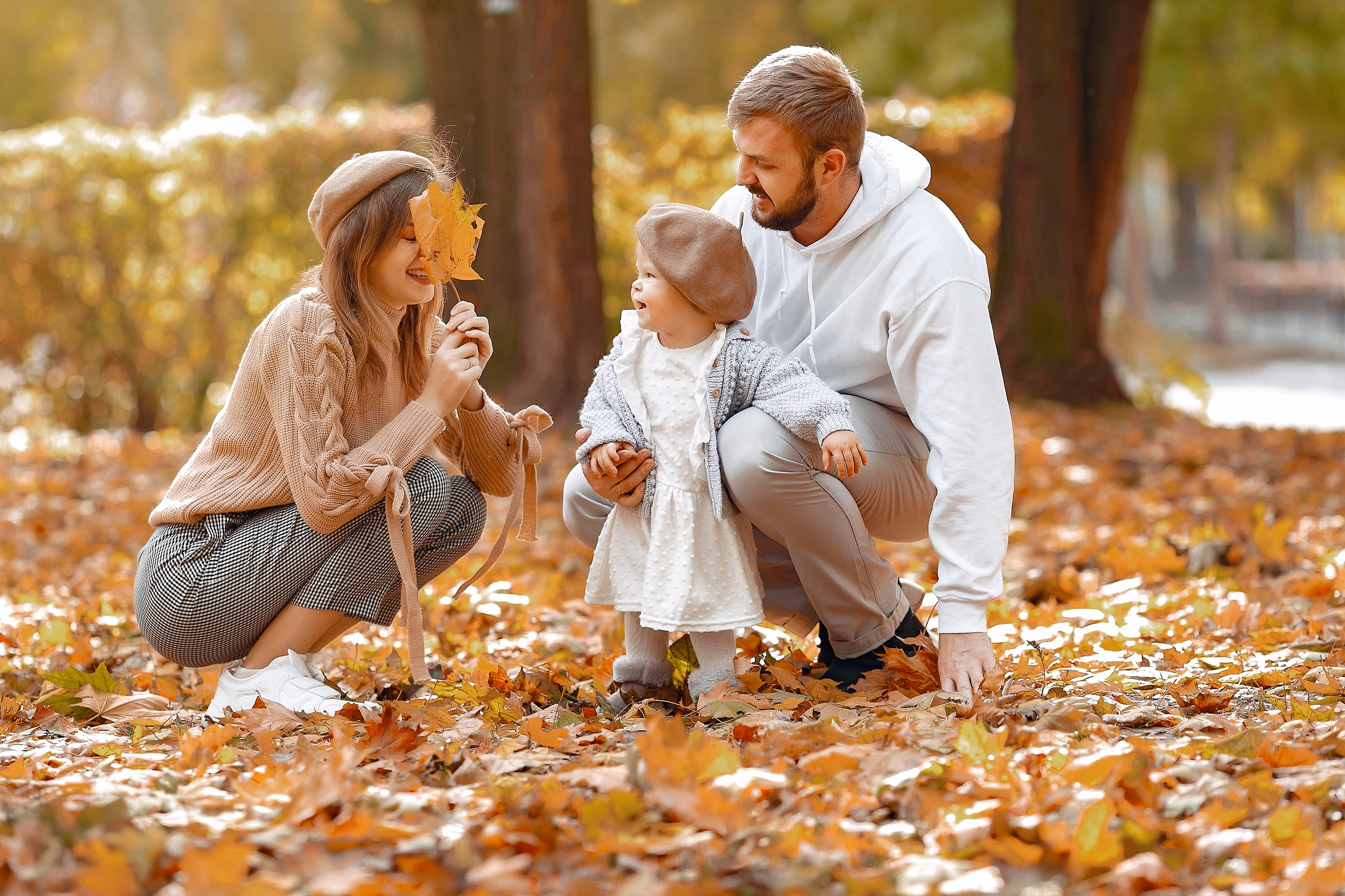 family-with-little-daughter-autumn-park (2)