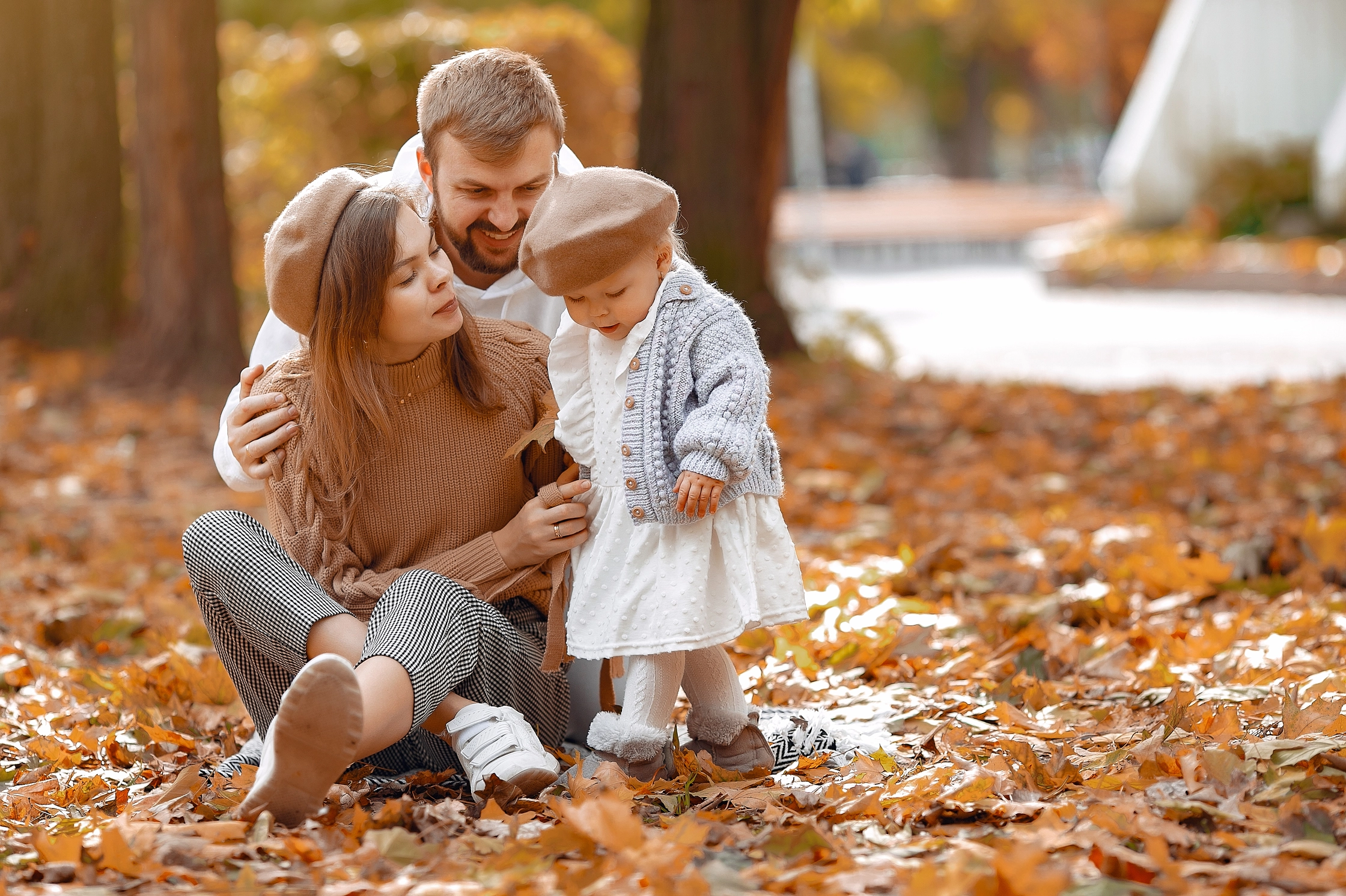 family-with-little-daughter-autumn-park (3)