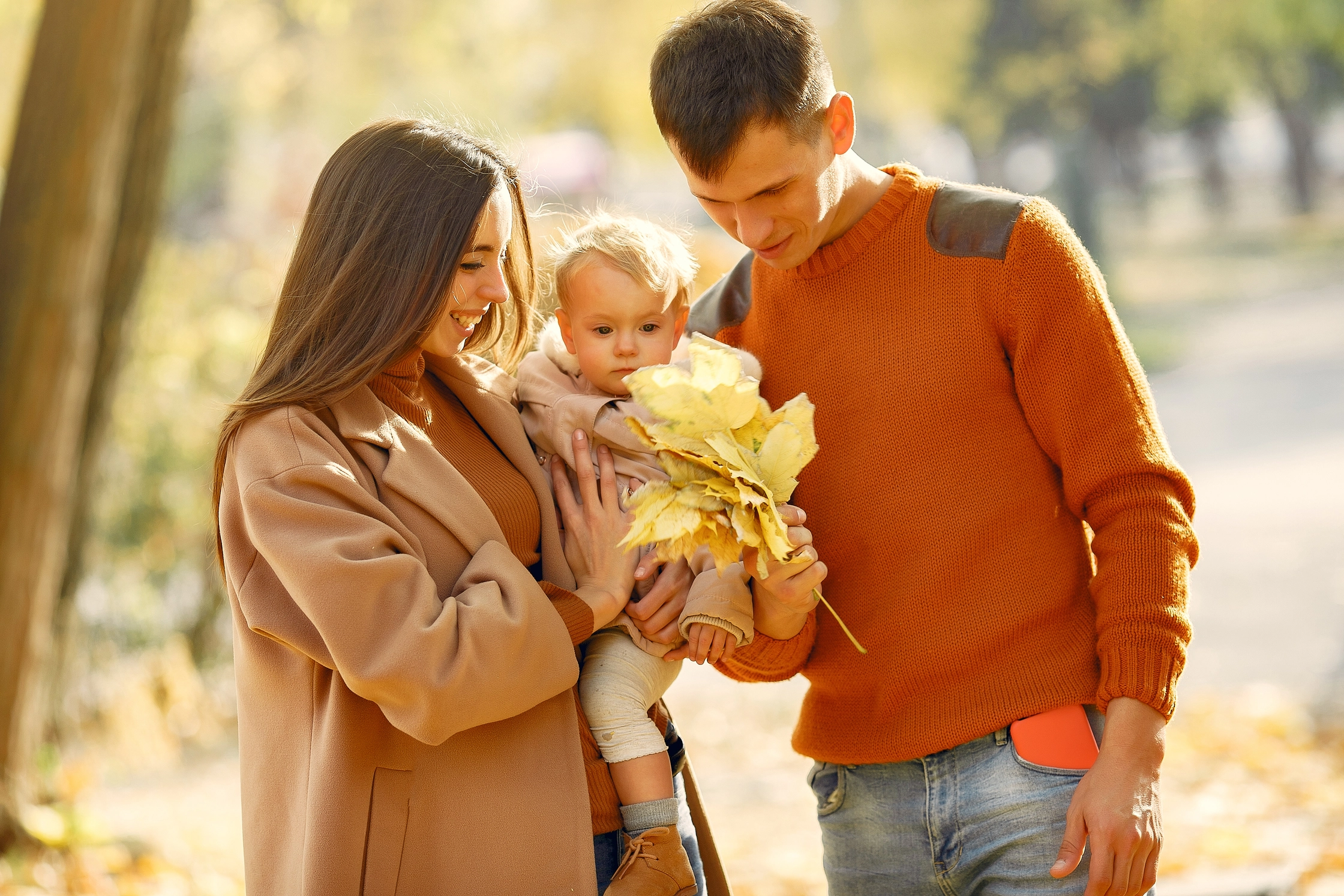 family-with-little-daughter-autumn-park (4)