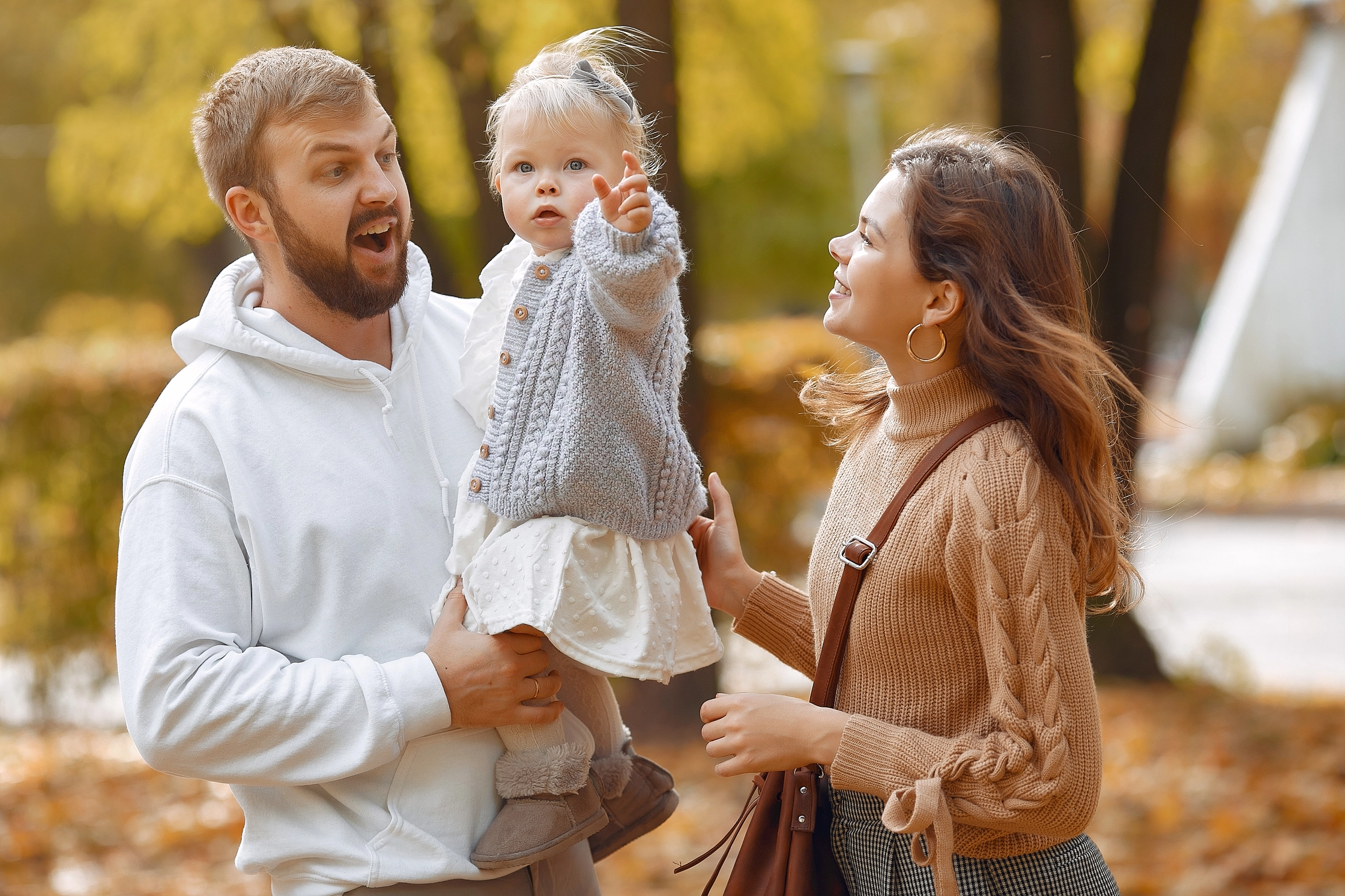 family-with-little-daughter-autumn-park (5)