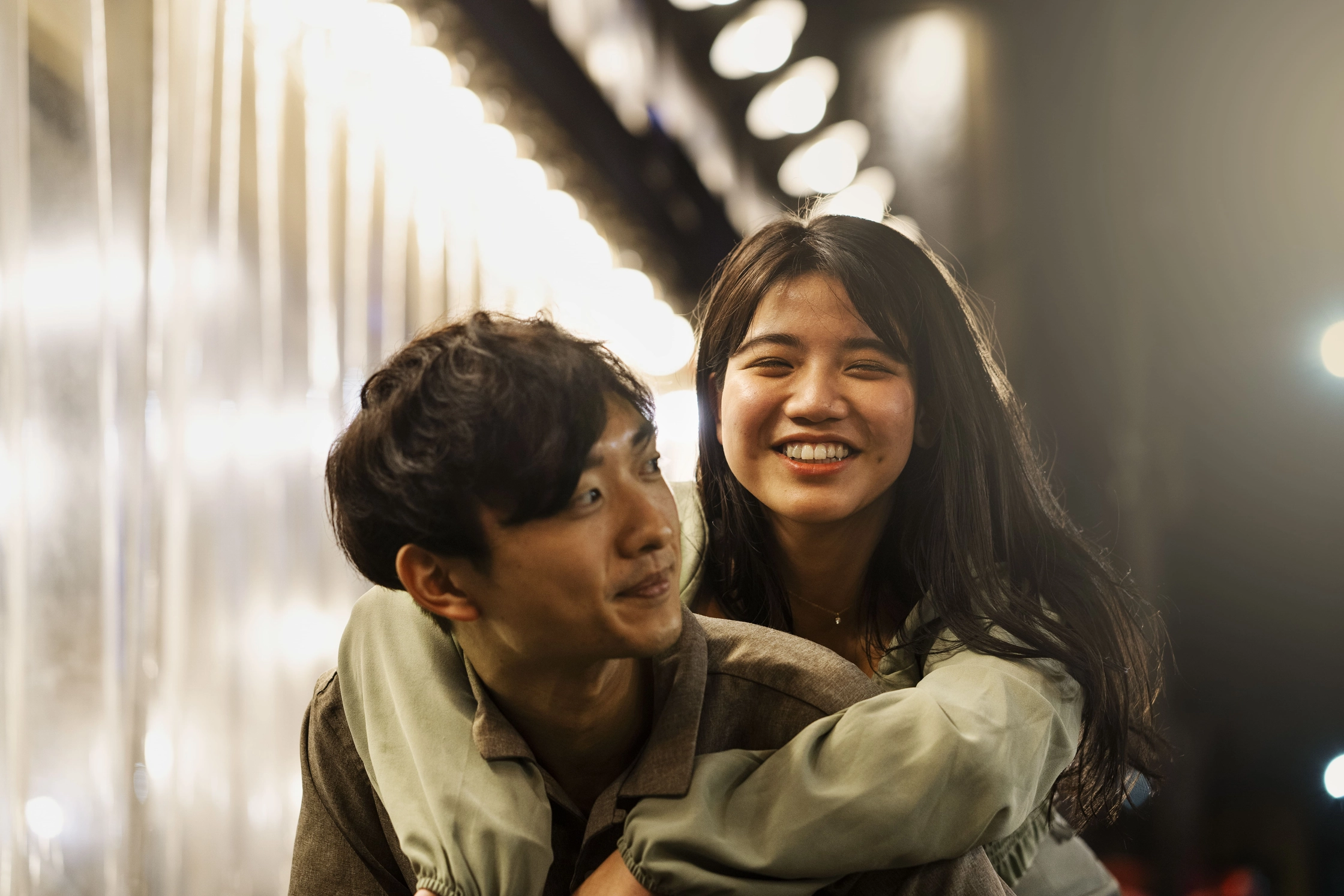 friends-spending-time-together-city