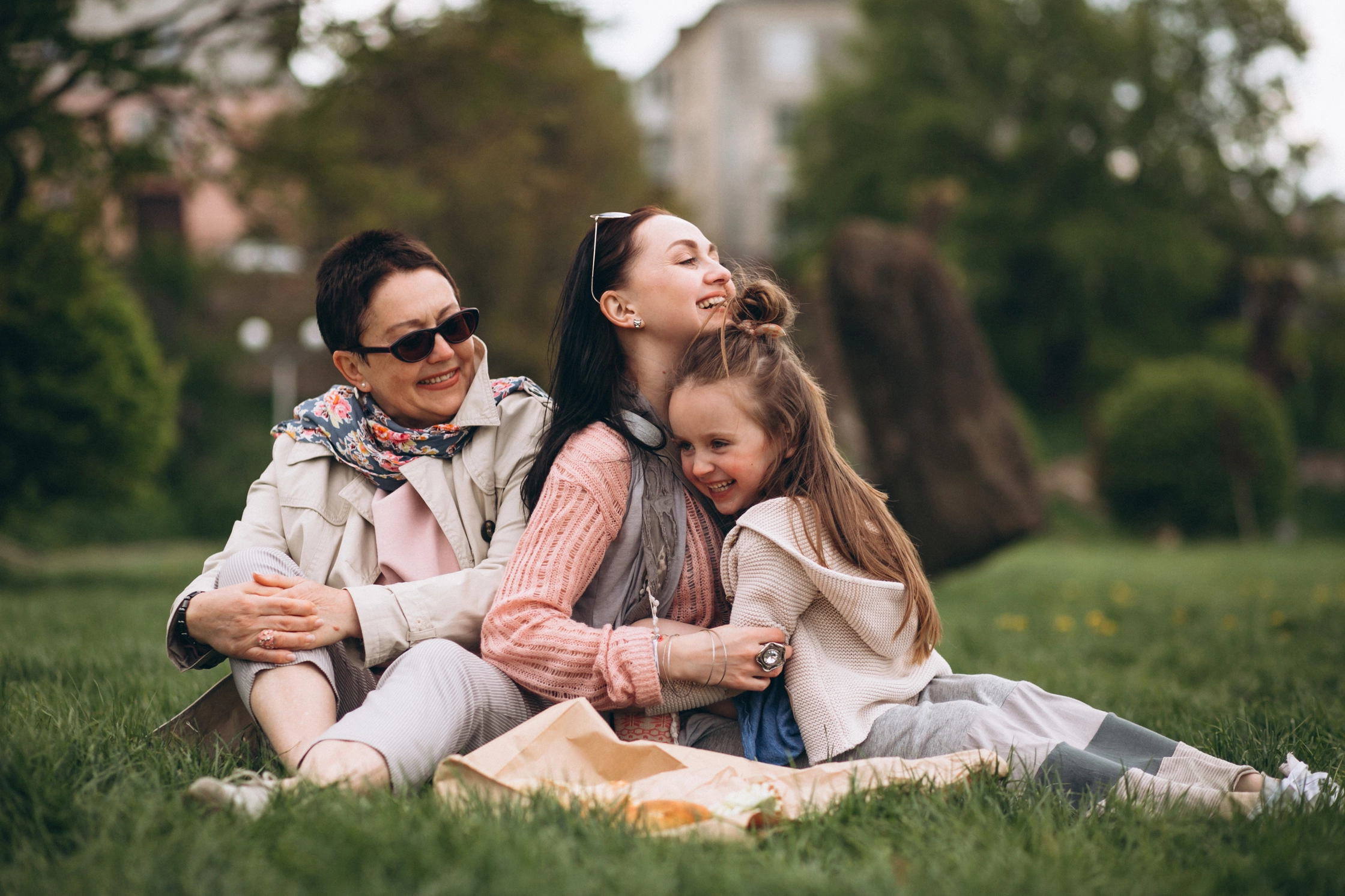grandmother-mother-daughter-park-picnic (1)