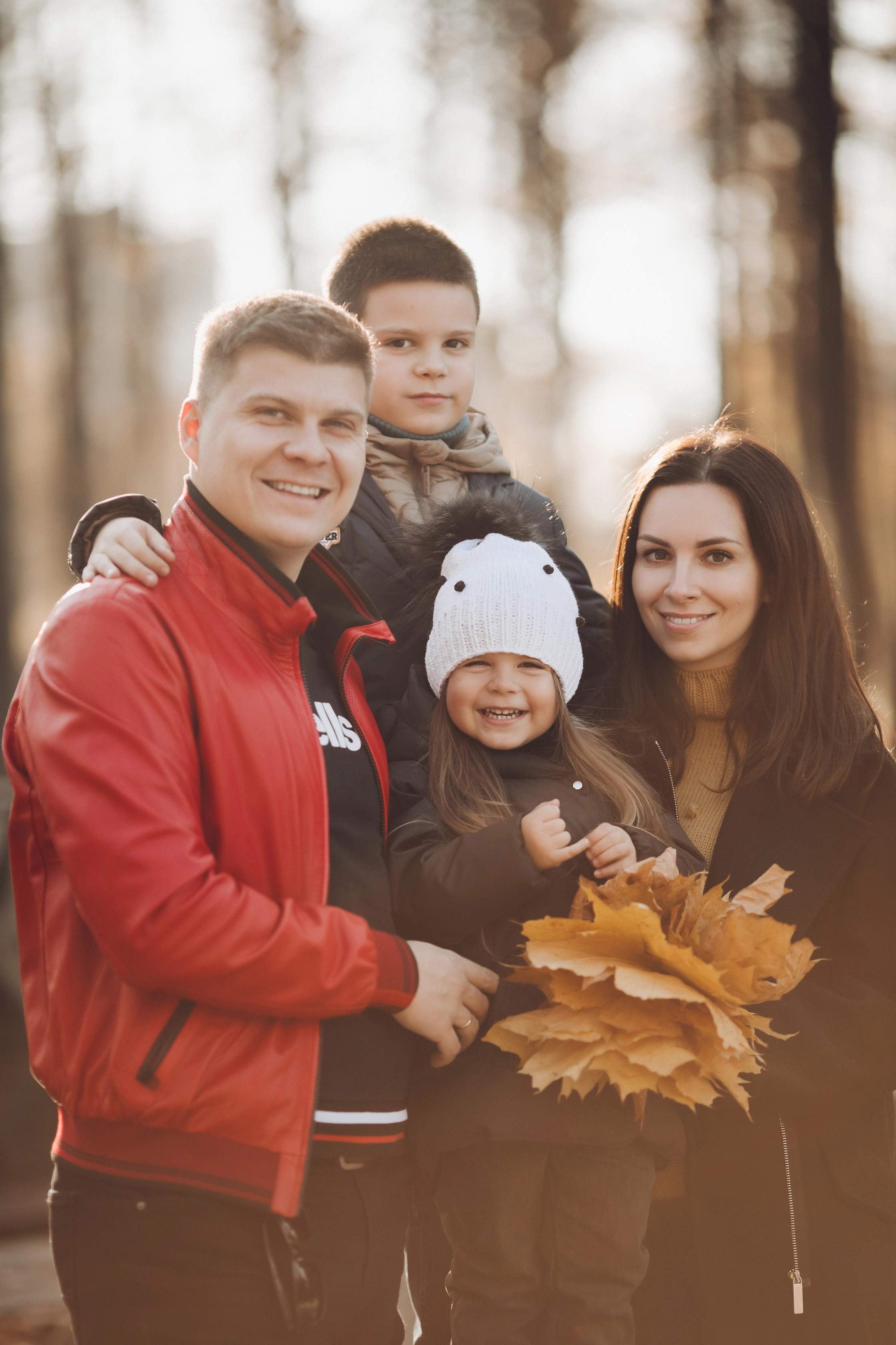 happy-family-autumnal-park-sunlight