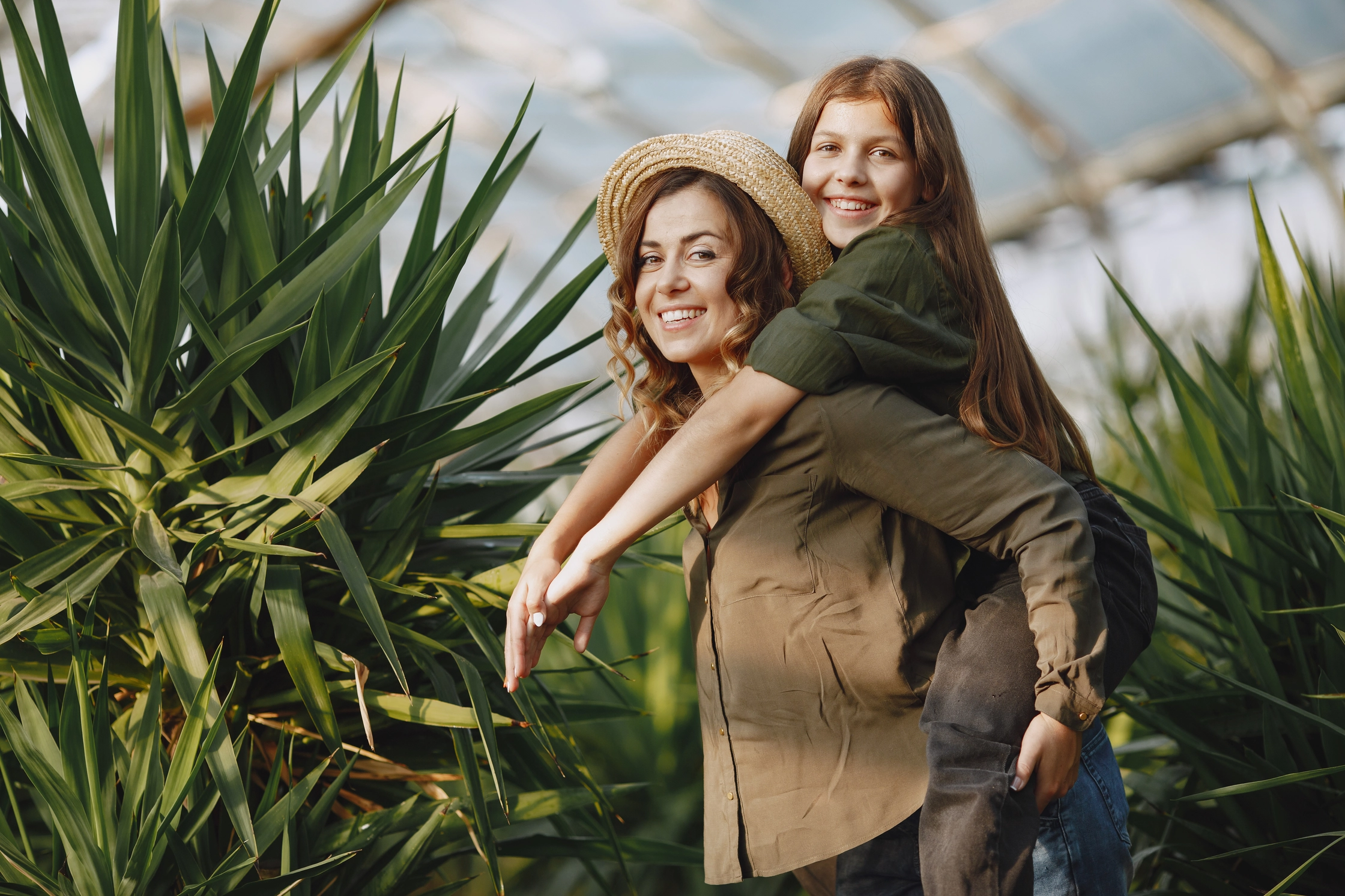 mother-with-daughter-workers-with-flowerpoots-girl-green-shirt