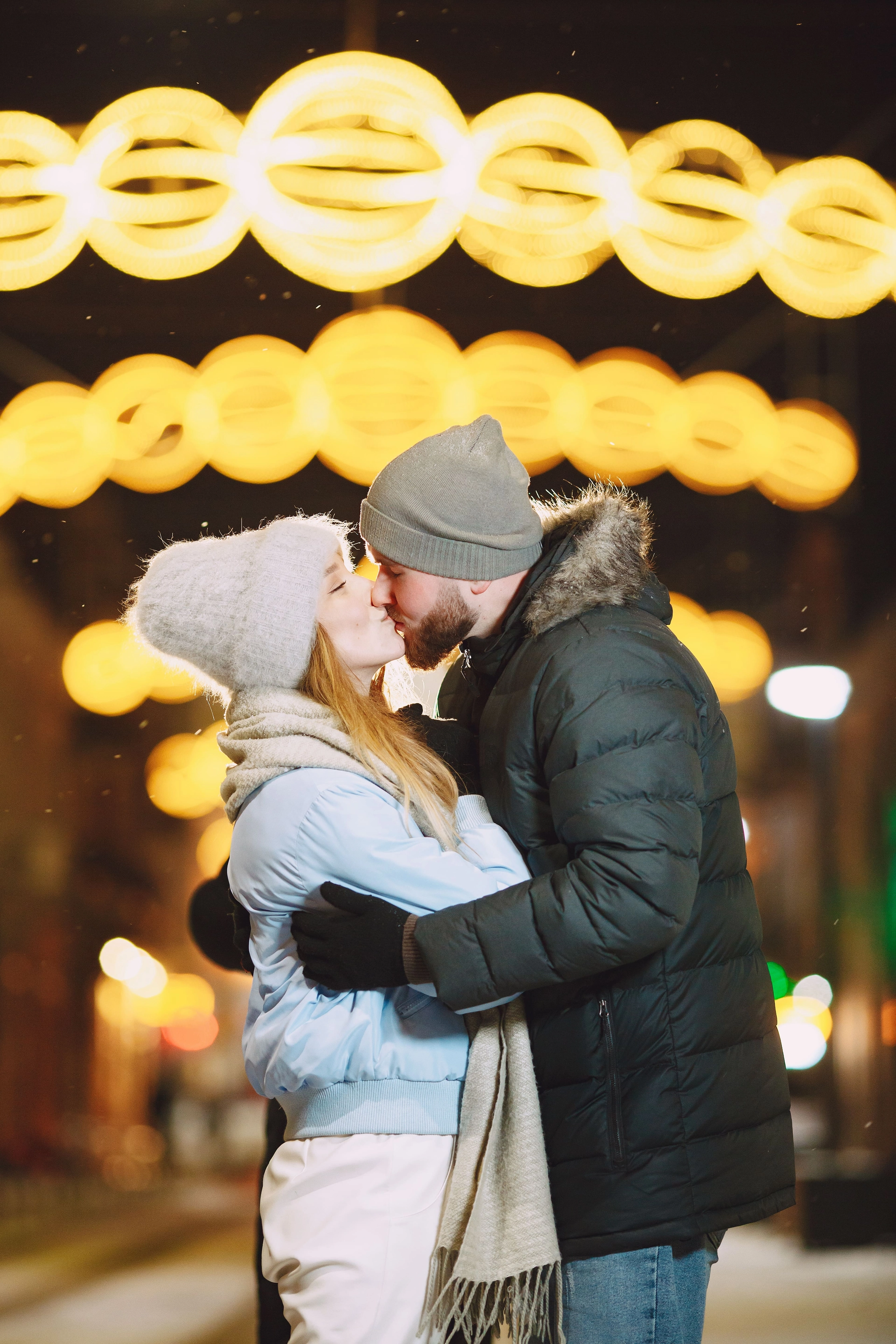 outdoor-night-portrait-young-couple-posing-street