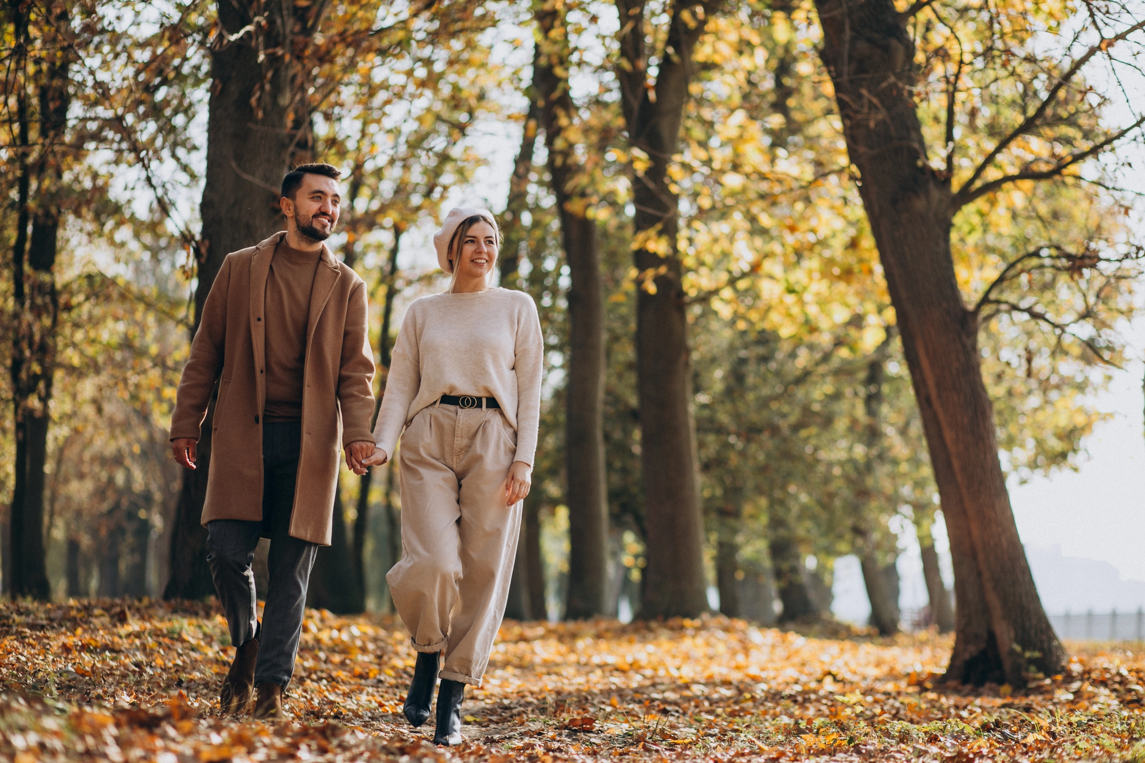 young-couple-together-autumn-park (2)