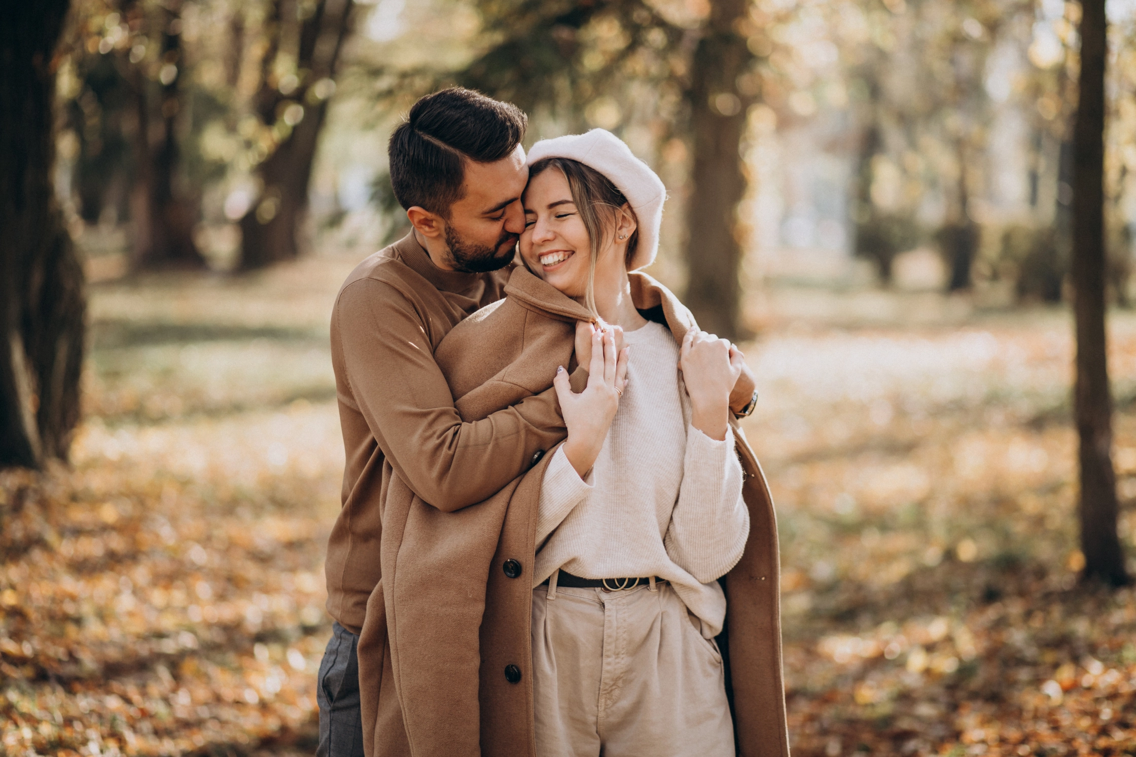 young-couple-together-autumn-park (3)