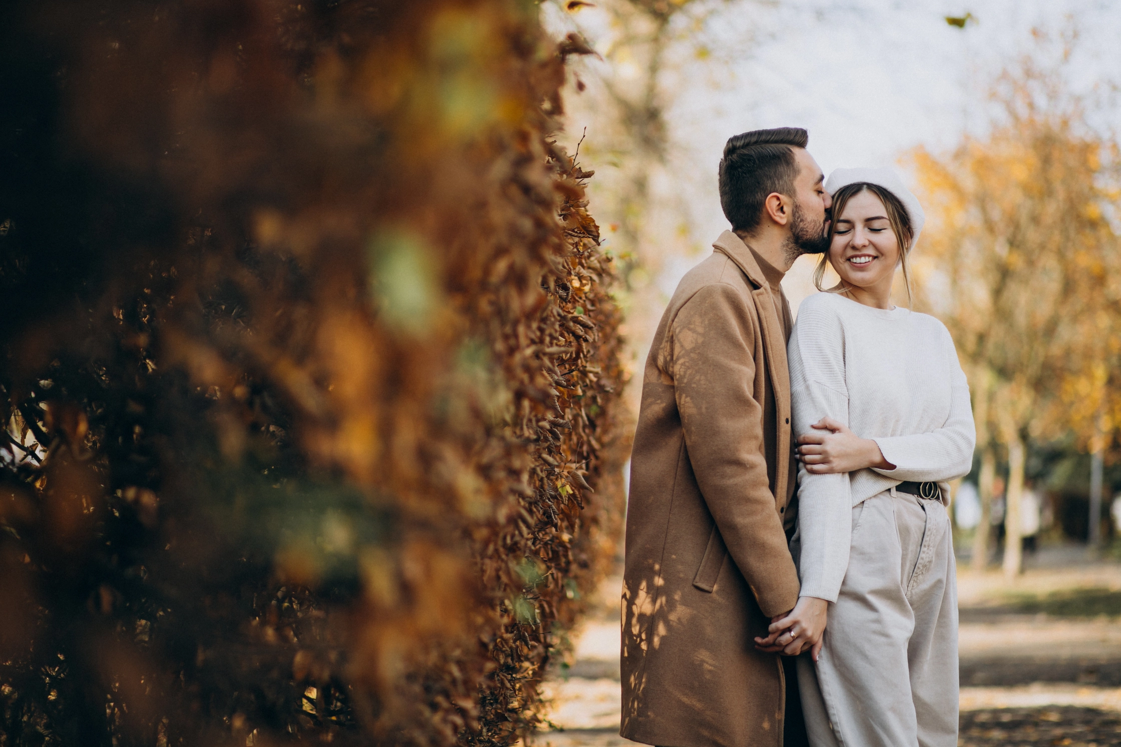 young-couple-together-autumn-park (4)